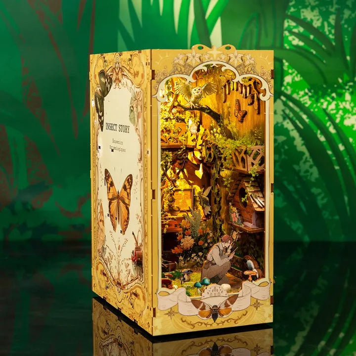 Book Nook - Insect Story, un kit créatif pour construire un diorama miniature. Parfait pour décorer une bibliothèque ou comme cadeau original pour un amoureux des livres. Par Nookette.