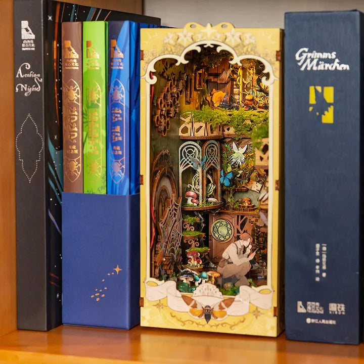 Book Nook - Insect Story, un kit créatif pour construire un diorama miniature. Parfait pour décorer une bibliothèque ou comme cadeau original pour un amoureux des livres. Par Nookette.