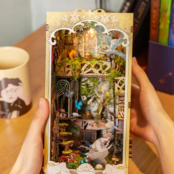 Book Nook - Insect Story, un kit créatif pour construire un diorama miniature. Parfait pour décorer une bibliothèque ou comme cadeau original pour un amoureux des livres. Par Nookette.