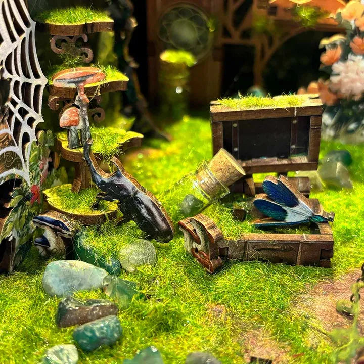 Book Nook - Insect Story, un kit créatif pour construire un diorama miniature. Parfait pour décorer une bibliothèque ou comme cadeau original pour un amoureux des livres. Par Nookette.