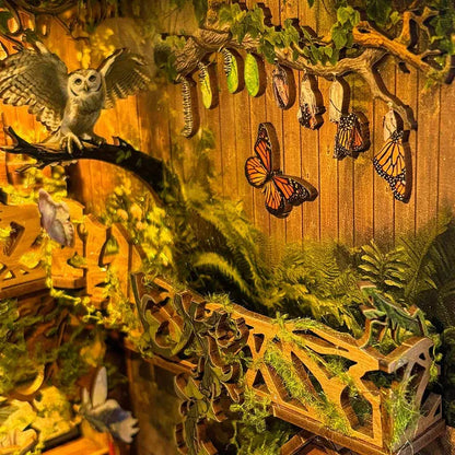 Book Nook - Insect Story, un kit créatif pour construire un diorama miniature. Parfait pour décorer une bibliothèque ou comme cadeau original pour un amoureux des livres. Par Nookette.