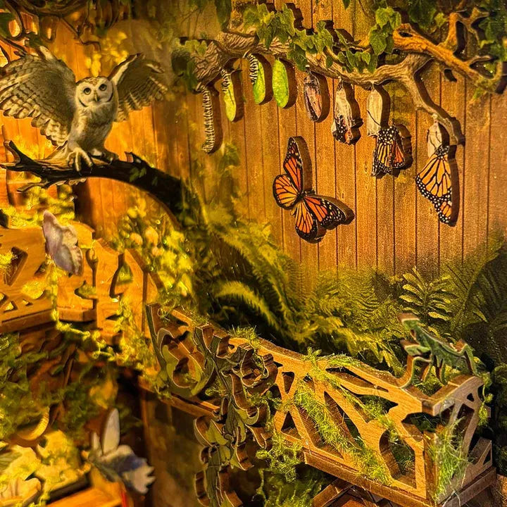 Book Nook - Insect Story, un kit créatif pour construire un diorama miniature. Parfait pour décorer une bibliothèque ou comme cadeau original pour un amoureux des livres. Par Nookette.