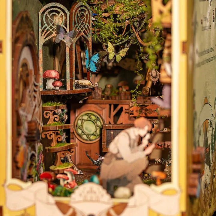 Book Nook - Insect Story, un kit créatif pour construire un diorama miniature. Parfait pour décorer une bibliothèque ou comme cadeau original pour un amoureux des livres. Par Nookette.