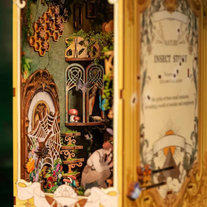 Book Nook - Insect Story, un kit créatif pour construire un diorama miniature. Parfait pour décorer une bibliothèque ou comme cadeau original pour un amoureux des livres. Par Nookette.