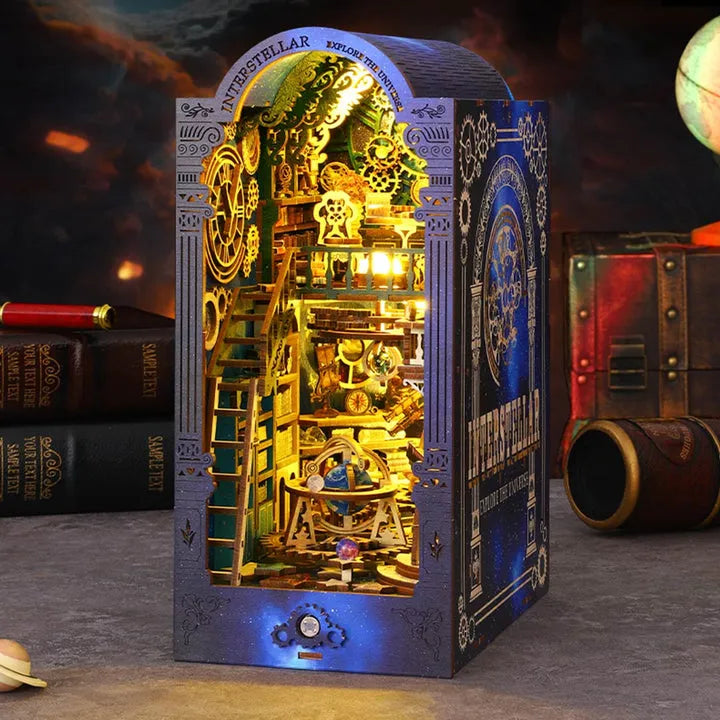Book Nook - Interstellar Exploration, un kit créatif pour construire un diorama miniature. Parfait pour décorer une bibliothèque ou comme cadeau original pour un amoureux des livres. Par Nookette.