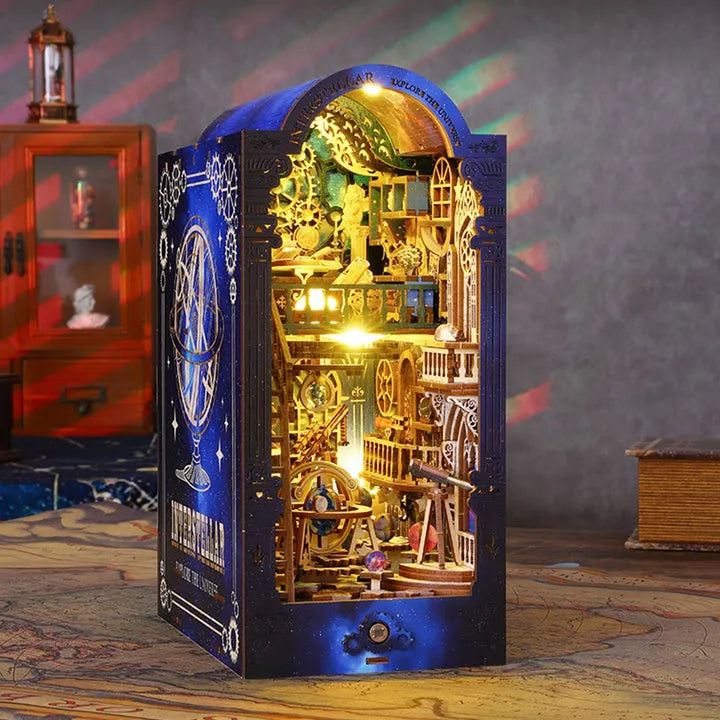 Book Nook - Interstellar Exploration, un kit créatif pour construire un diorama miniature. Parfait pour décorer une bibliothèque ou comme cadeau original pour un amoureux des livres. Par Nookette.