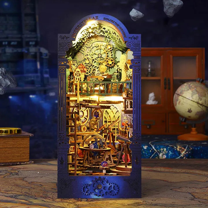 Book Nook - Interstellar Exploration, un kit créatif pour construire un diorama miniature. Parfait pour décorer une bibliothèque ou comme cadeau original pour un amoureux des livres. Par Nookette.