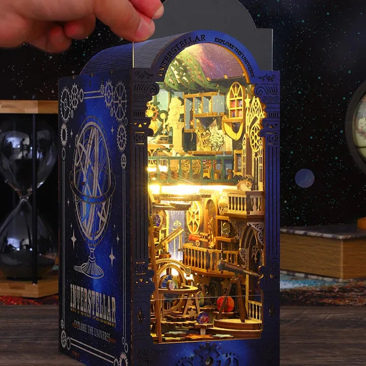 Book Nook - Interstellar Exploration, un kit créatif pour construire un diorama miniature. Parfait pour décorer une bibliothèque ou comme cadeau original pour un amoureux des livres. Par Nookette.