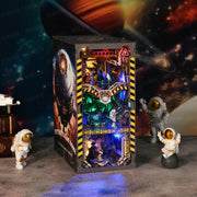 Book Nook - Interstellar Home, un kit créatif pour construire un diorama miniature. Parfait pour décorer une bibliothèque ou comme cadeau original pour un amoureux des livres. Par Nookette.
