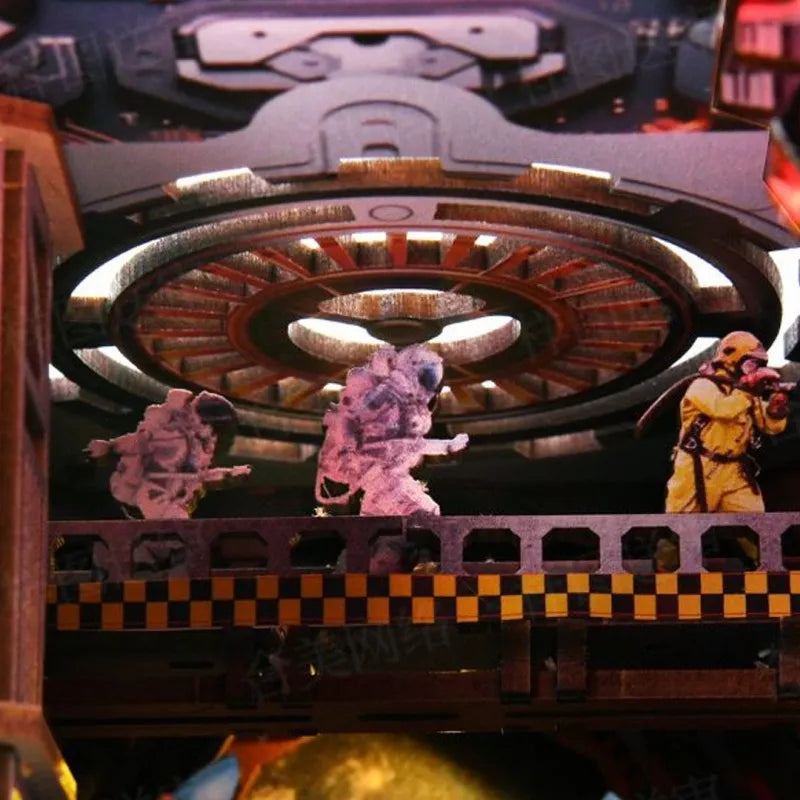 Book Nook - Interstellar Home, un kit créatif pour construire un diorama miniature. Parfait pour décorer une bibliothèque ou comme cadeau original pour un amoureux des livres. Par Nookette.