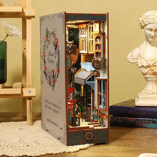 Book Nook - Island Holiday, un kit créatif pour construire un diorama miniature. Parfait pour décorer une bibliothèque ou comme cadeau original pour un amoureux des livres. Par Nookette.