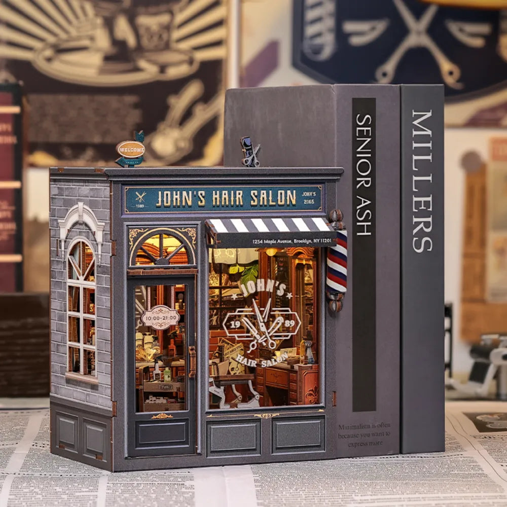 Book Nook - John's Hair Salon, un kit créatif pour construire un diorama miniature. Parfait pour décorer une bibliothèque ou comme cadeau original pour un amoureux des livres. Par Nookette.