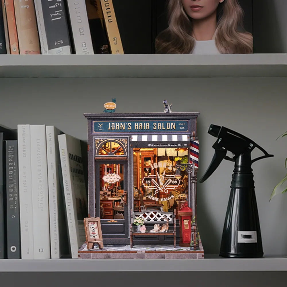 Book Nook - John's Hair Salon, un kit créatif pour construire un diorama miniature. Parfait pour décorer une bibliothèque ou comme cadeau original pour un amoureux des livres. Par Nookette.