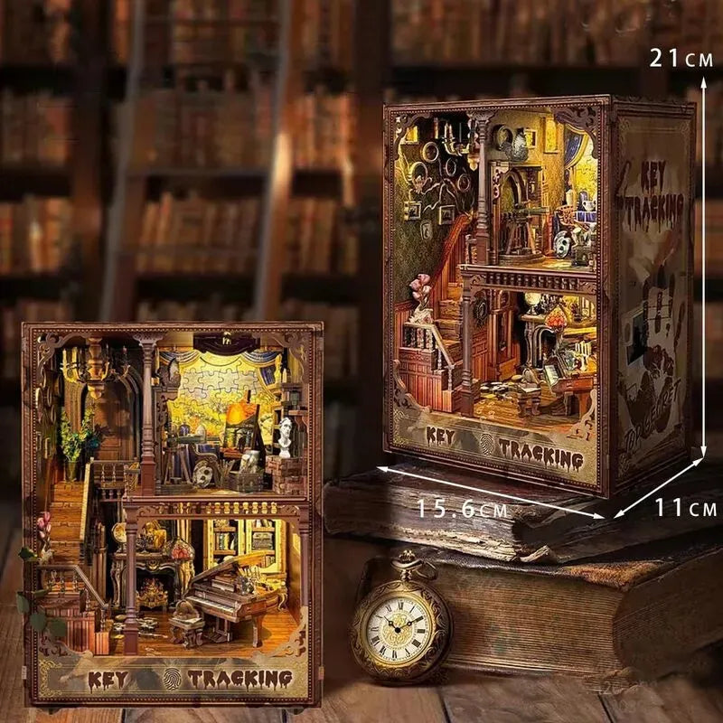 Book Nook - Key Tracking, un kit créatif pour construire un diorama miniature. Parfait pour décorer une bibliothèque ou comme cadeau original pour un amoureux des livres. Par Nookette.