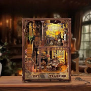 Book Nook - Key Tracking, un kit créatif pour construire un diorama miniature. Parfait pour décorer une bibliothèque ou comme cadeau original pour un amoureux des livres. Par Nookette.