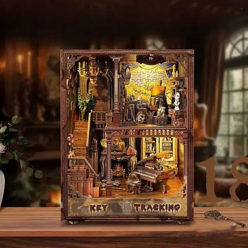 Book Nook - Key Tracking, un kit créatif pour construire un diorama miniature. Parfait pour décorer une bibliothèque ou comme cadeau original pour un amoureux des livres. Par Nookette.