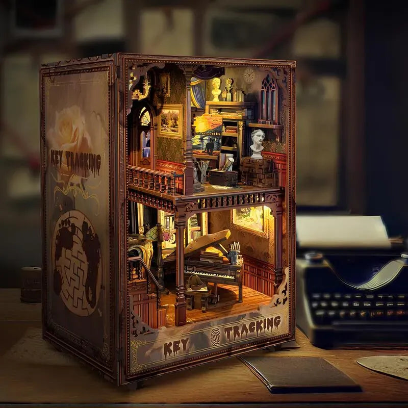 Book Nook - Key Tracking, un kit créatif pour construire un diorama miniature. Parfait pour décorer une bibliothèque ou comme cadeau original pour un amoureux des livres. Par Nookette.