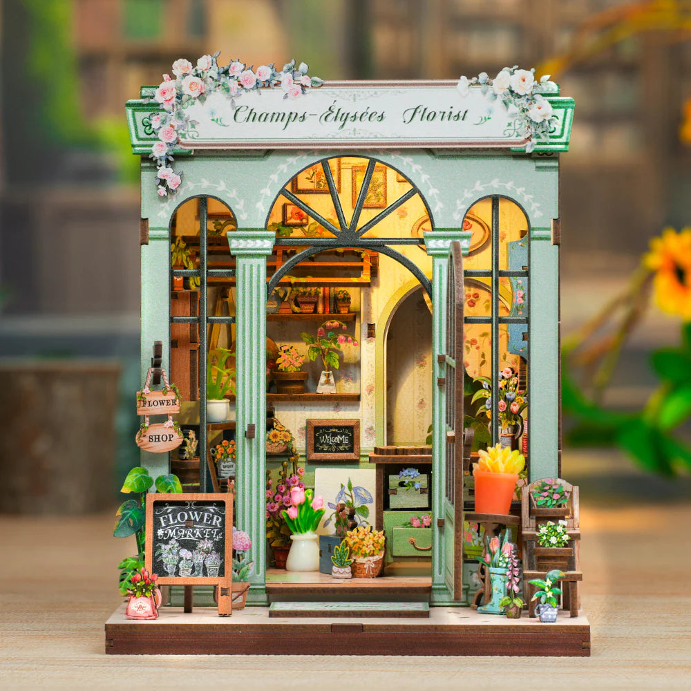Book Nook - Champs Élysées Florist, un kit créatif pour construire un diorama miniature. Parfait pour décorer une bibliothèque ou comme cadeau original pour un amoureux des livres. Par Nookette.