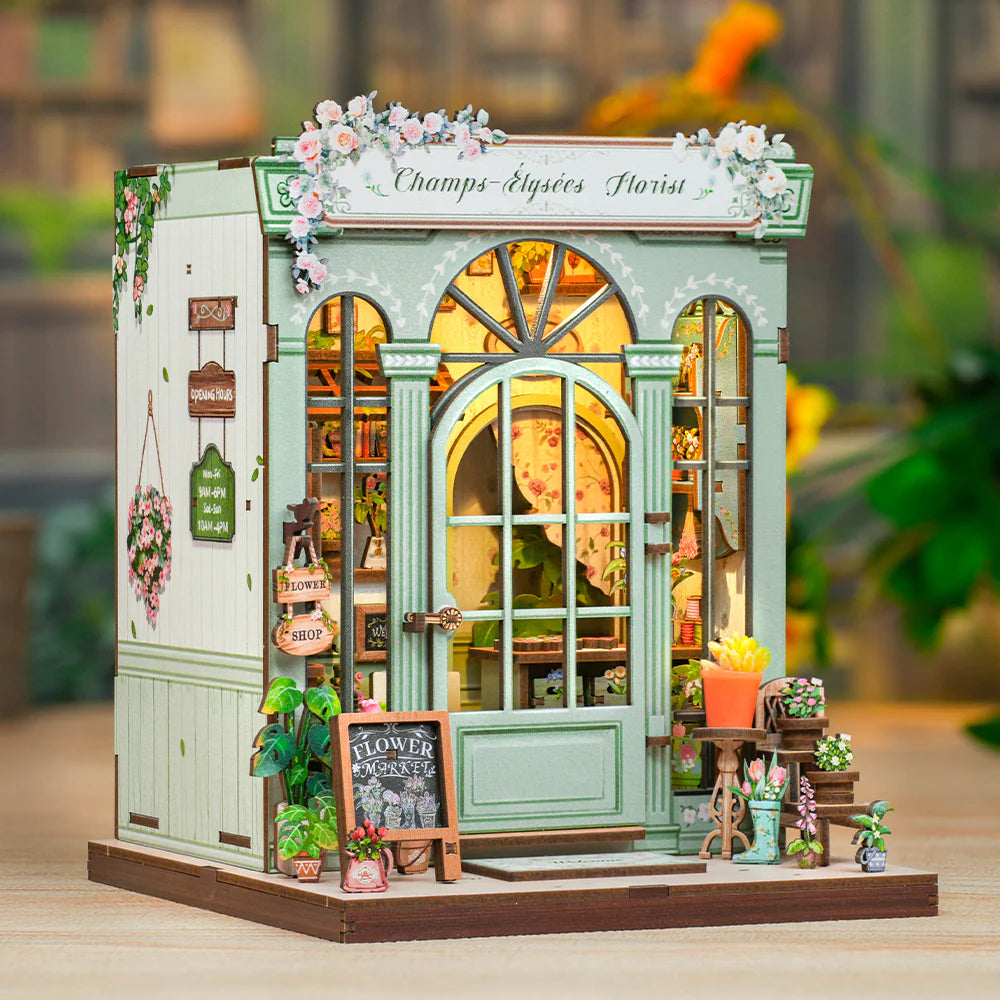 Book Nook - Champs Élysées Florist, un kit créatif pour construire un diorama miniature. Parfait pour décorer une bibliothèque ou comme cadeau original pour un amoureux des livres. Par Nookette.