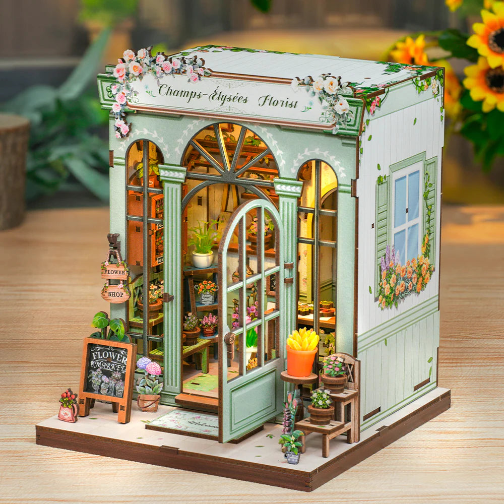 Book Nook - Champs Élysées Florist, un kit créatif pour construire un diorama miniature. Parfait pour décorer une bibliothèque ou comme cadeau original pour un amoureux des livres. Par Nookette.