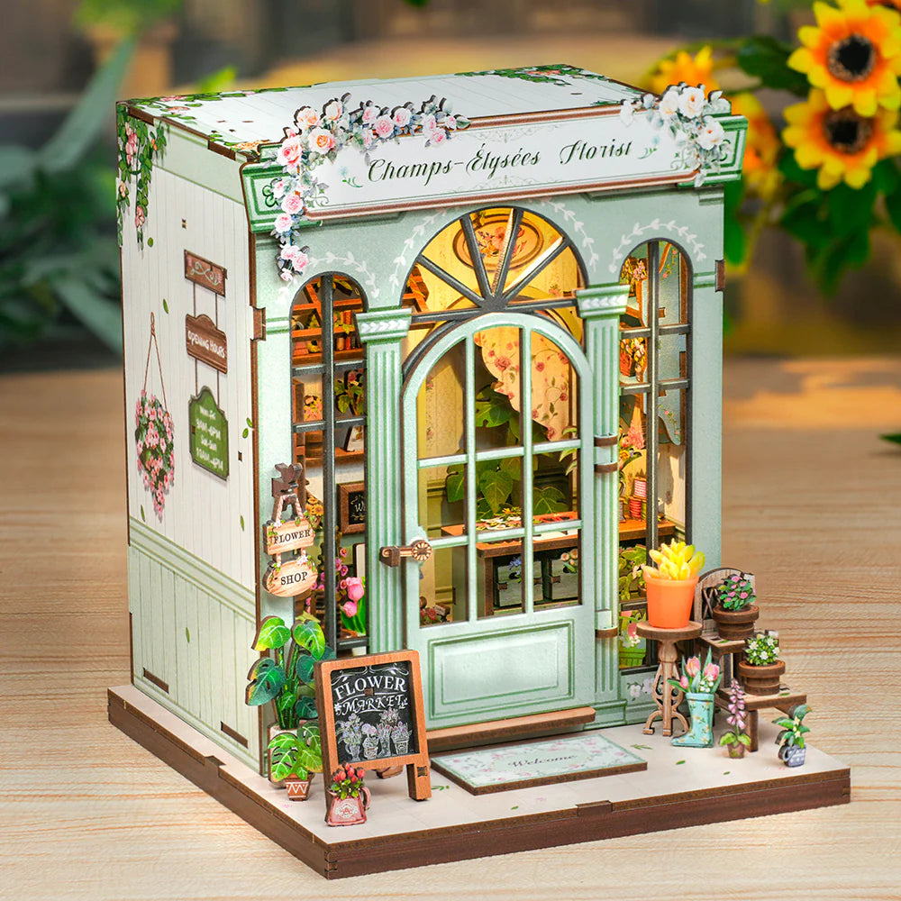 Book Nook - Champs Élysées Florist, un kit créatif pour construire un diorama miniature. Parfait pour décorer une bibliothèque ou comme cadeau original pour un amoureux des livres. Par Nookette.