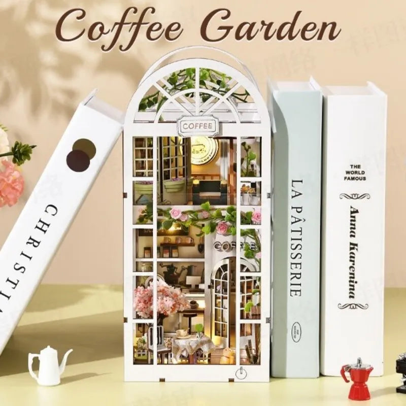 Book Nook - Coffee Garden, un kit créatif pour construire un diorama miniature. Parfait pour décorer une bibliothèque ou comme cadeau original pour un amoureux des livres. Par Nookette.