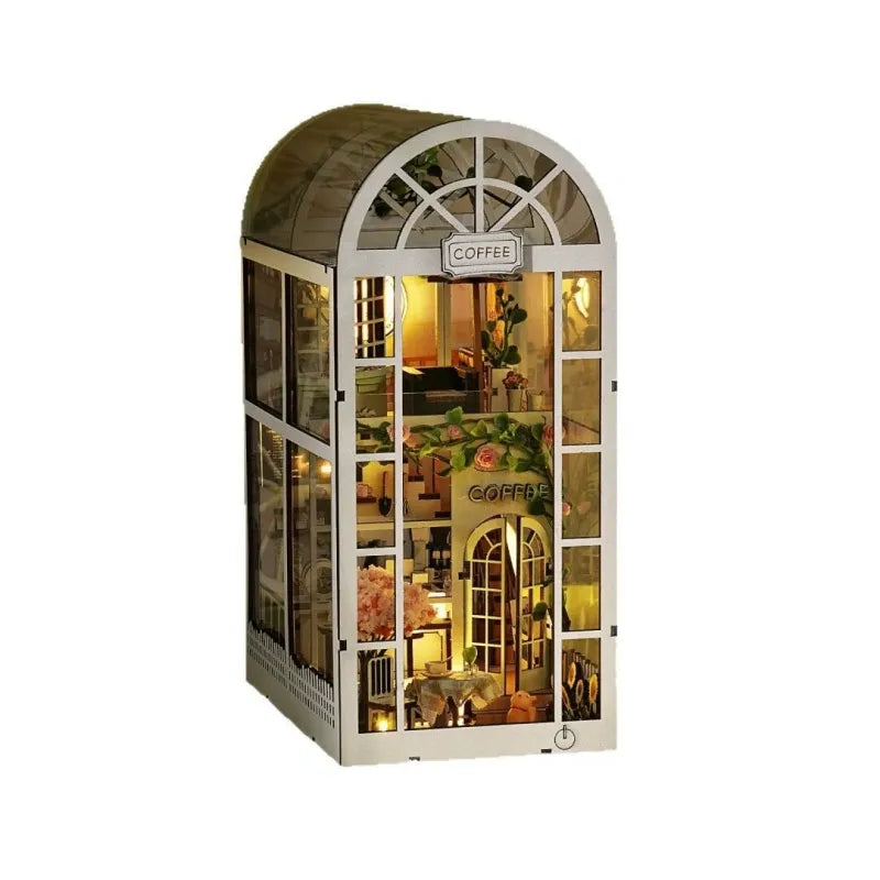 Book Nook - Coffee Garden, un kit créatif pour construire un diorama miniature. Parfait pour décorer une bibliothèque ou comme cadeau original pour un amoureux des livres. Par Nookette.