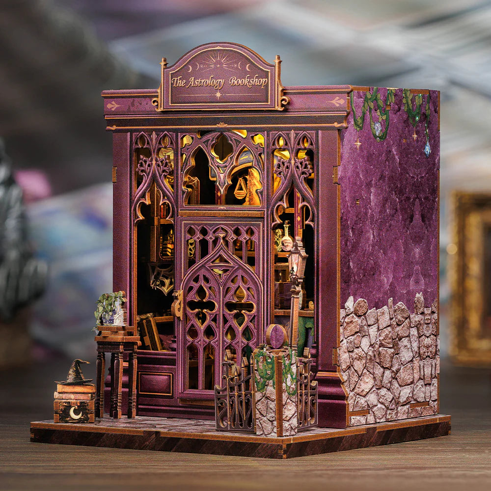 Book Nook - The Astrology Bookshop, un kit créatif pour construire un diorama miniature. Parfait pour décorer une bibliothèque ou comme cadeau original pour un amoureux des livres. Par Nookette.