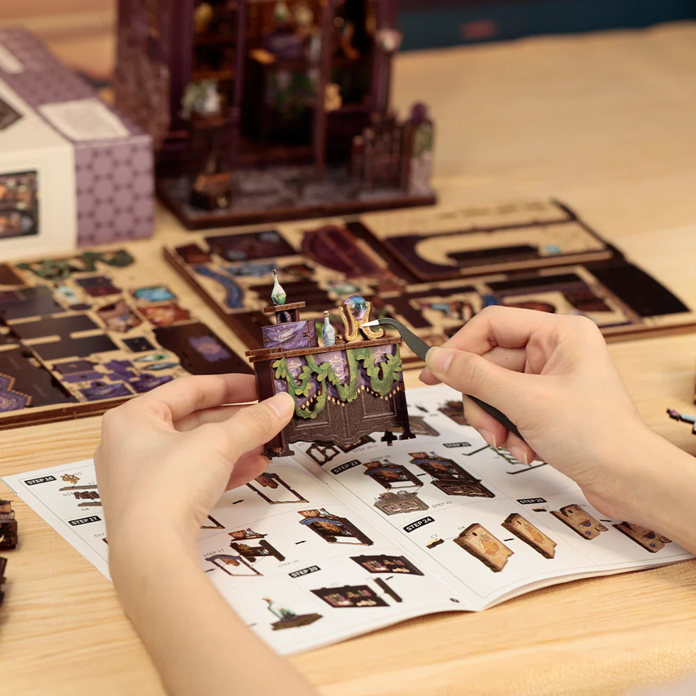 Book Nook - The Astrology Bookshop, un kit créatif pour construire un diorama miniature. Parfait pour décorer une bibliothèque ou comme cadeau original pour un amoureux des livres. Par Nookette.