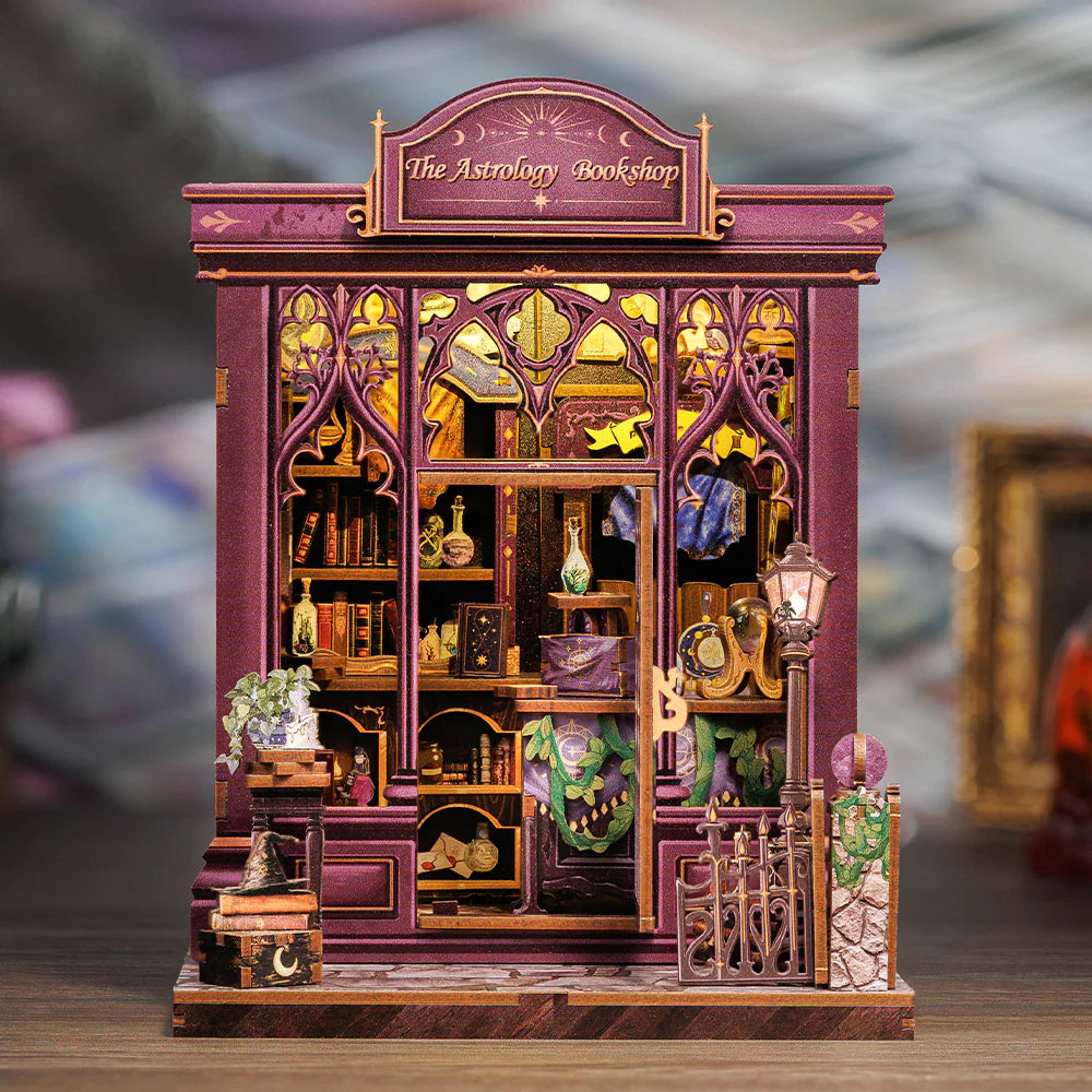 Book Nook - The Astrology Bookshop, un kit créatif pour construire un diorama miniature. Parfait pour décorer une bibliothèque ou comme cadeau original pour un amoureux des livres. Par Nookette.