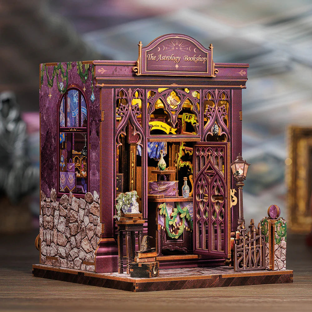 Book Nook - The Astrology Bookshop, un kit créatif pour construire un diorama miniature. Parfait pour décorer une bibliothèque ou comme cadeau original pour un amoureux des livres. Par Nookette.