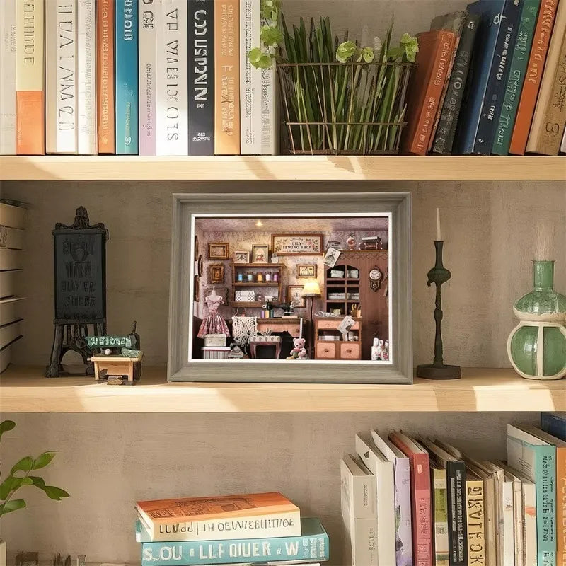 Book Nook Kit - Lily Sewing Shop placé de manière décorative sur un bureau