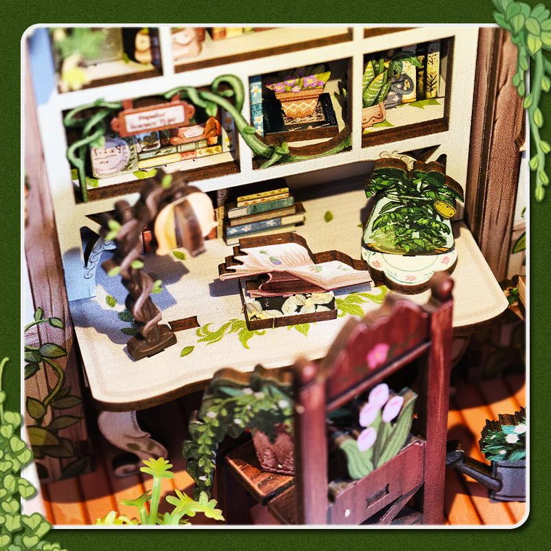 Book Nook - Green Life Bookshop, un kit créatif pour construire un diorama miniature. Parfait pour décorer une bibliothèque ou comme cadeau original pour un amoureux des livres. Par Nookette.