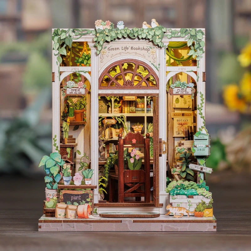 Book Nook - Green Life Bookshop, un kit créatif pour construire un diorama miniature. Parfait pour décorer une bibliothèque ou comme cadeau original pour un amoureux des livres. Par Nookette.
