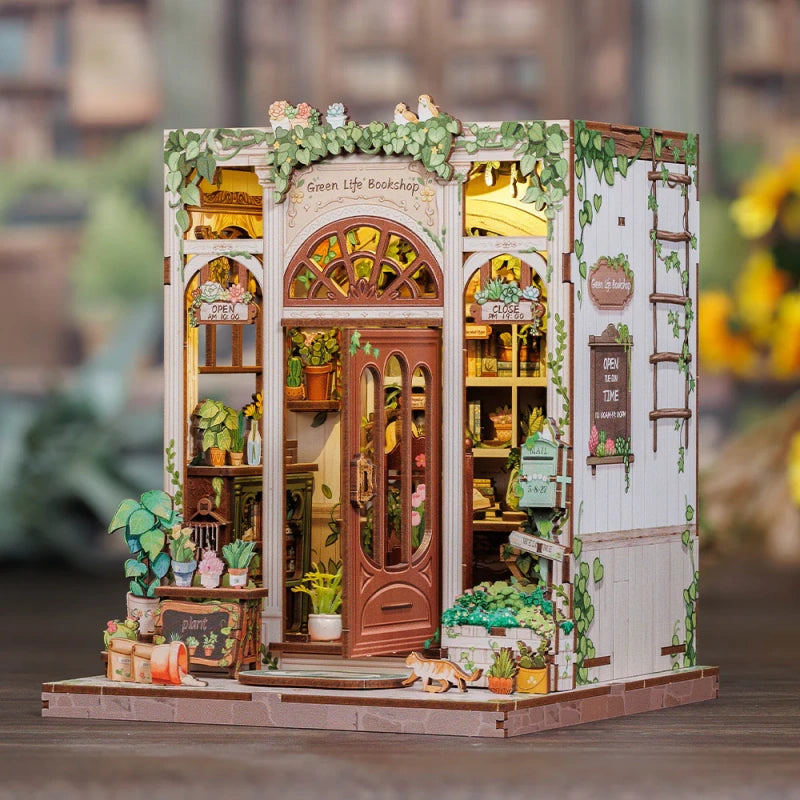 Book Nook - Green Life Bookshop, un kit créatif pour construire un diorama miniature. Parfait pour décorer une bibliothèque ou comme cadeau original pour un amoureux des livres. Par Nookette.