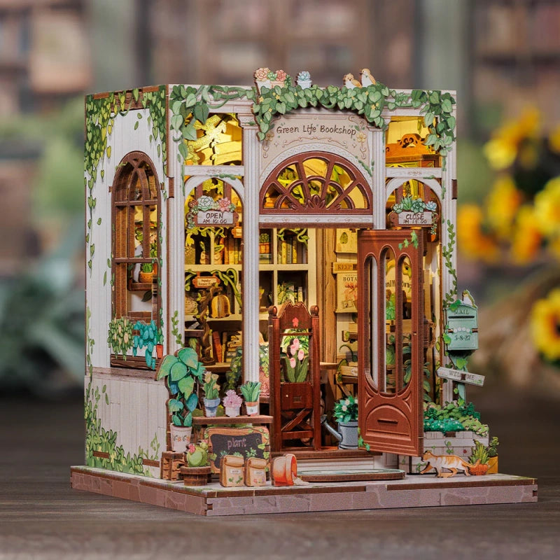 Book Nook - Green Life Bookshop, un kit créatif pour construire un diorama miniature. Parfait pour décorer une bibliothèque ou comme cadeau original pour un amoureux des livres. Par Nookette.