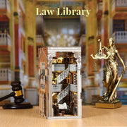 Book Nook - Law Library, un kit créatif pour construire un diorama miniature. Parfait pour décorer une bibliothèque ou comme cadeau original pour un amoureux des livres. Par Nookette.