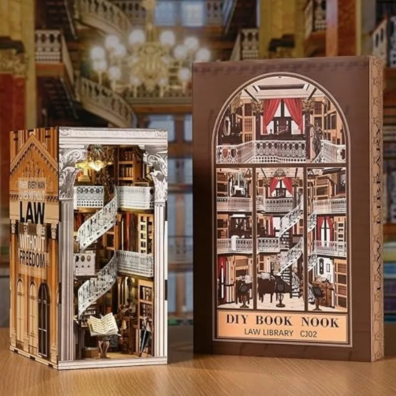 Book Nook - Law Library, un kit créatif pour construire un diorama miniature. Parfait pour décorer une bibliothèque ou comme cadeau original pour un amoureux des livres. Par Nookette.