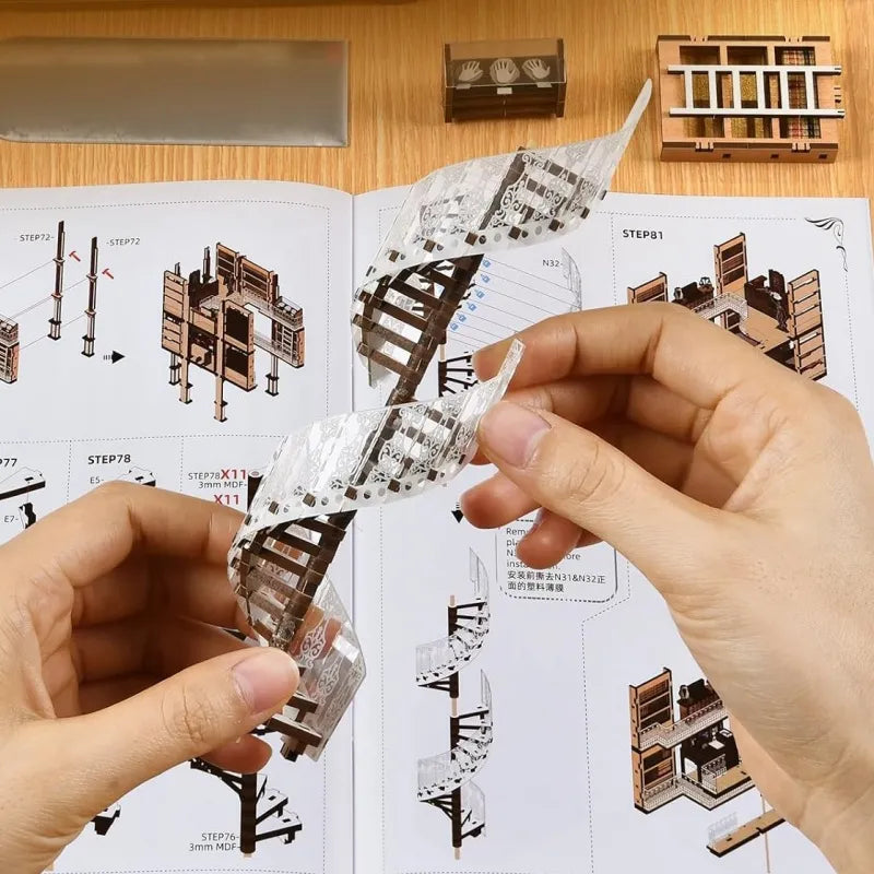 Book Nook - Law Library, un kit créatif pour construire un diorama miniature. Parfait pour décorer une bibliothèque ou comme cadeau original pour un amoureux des livres. Par Nookette.