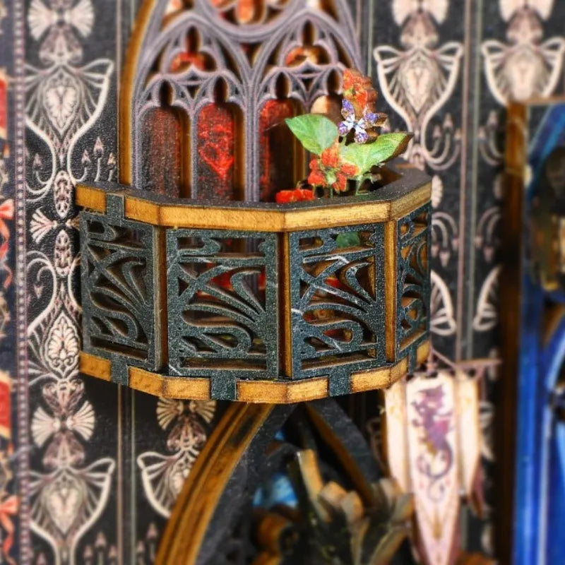 Book Nook - Law Of The Night, un kit créatif pour construire un diorama miniature. Parfait pour décorer une bibliothèque ou comme cadeau original pour un amoureux des livres. Par Nookette.