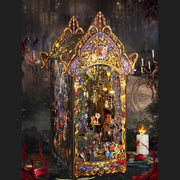 Book Nook - Law Of The Night, un kit créatif pour construire un diorama miniature. Parfait pour décorer une bibliothèque ou comme cadeau original pour un amoureux des livres. Par Nookette.