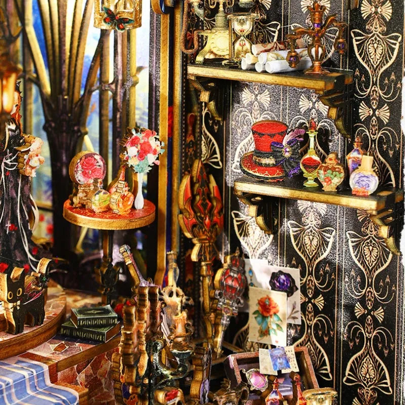 Book Nook - Law Of The Night, un kit créatif pour construire un diorama miniature. Parfait pour décorer une bibliothèque ou comme cadeau original pour un amoureux des livres. Par Nookette.