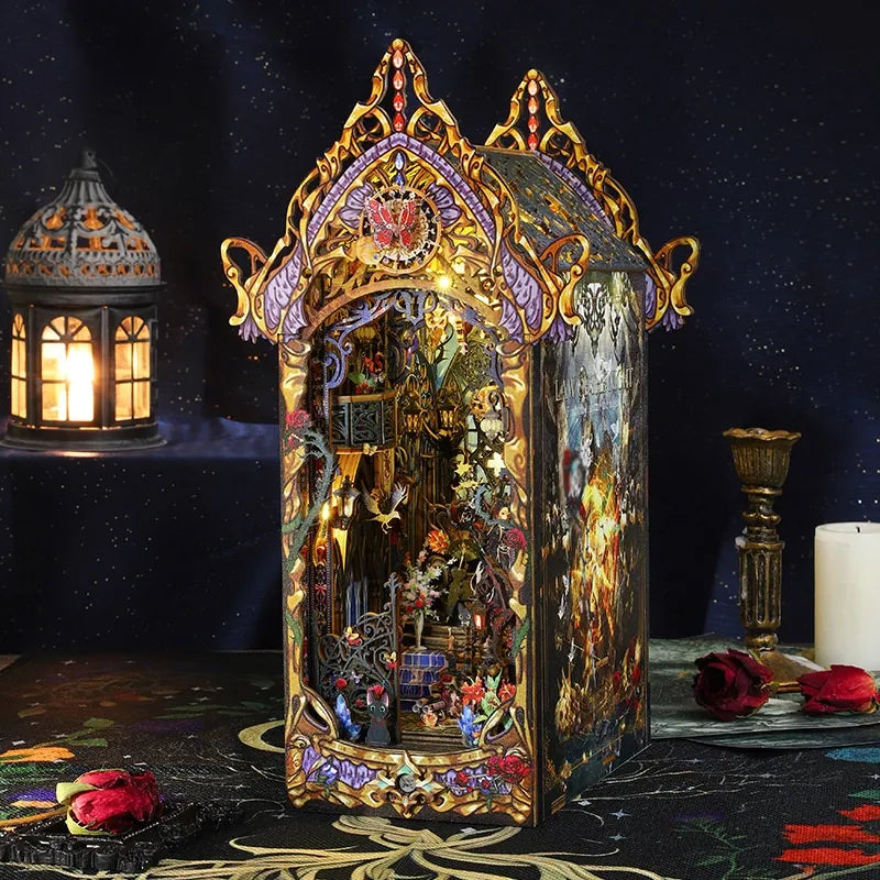 Book Nook - Law Of The Night, un kit créatif pour construire un diorama miniature. Parfait pour décorer une bibliothèque ou comme cadeau original pour un amoureux des livres. Par Nookette.