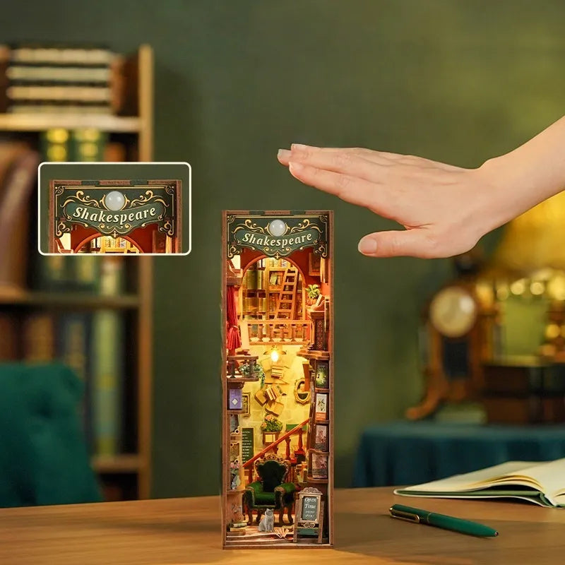 Book Nook - Left Bank Bookstore, un kit créatif pour construire un diorama miniature. Parfait pour décorer une bibliothèque ou comme cadeau original pour un amoureux des livres. Par Nookette.