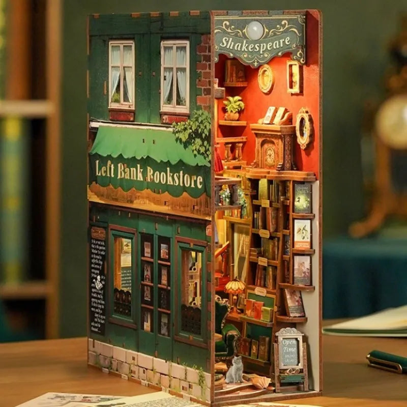 Book Nook - Left Bank Bookstore, un kit créatif pour construire un diorama miniature. Parfait pour décorer une bibliothèque ou comme cadeau original pour un amoureux des livres. Par Nookette.