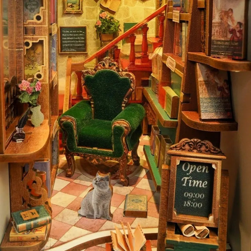 Book Nook - Left Bank Bookstore, un kit créatif pour construire un diorama miniature. Parfait pour décorer une bibliothèque ou comme cadeau original pour un amoureux des livres. Par Nookette.