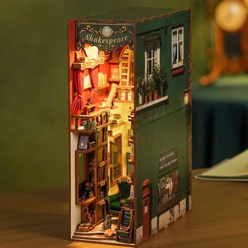 Book Nook - Left Bank Bookstore, un kit créatif pour construire un diorama miniature. Parfait pour décorer une bibliothèque ou comme cadeau original pour un amoureux des livres. Par Nookette.