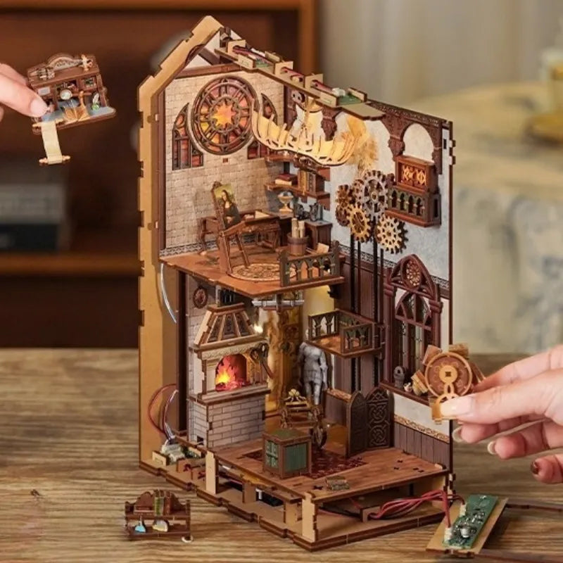Book Nook - Leonardo Da Vinci, un kit créatif pour construire un diorama miniature. Parfait pour décorer une bibliothèque ou comme cadeau original pour un amoureux des livres. Par Nookette.