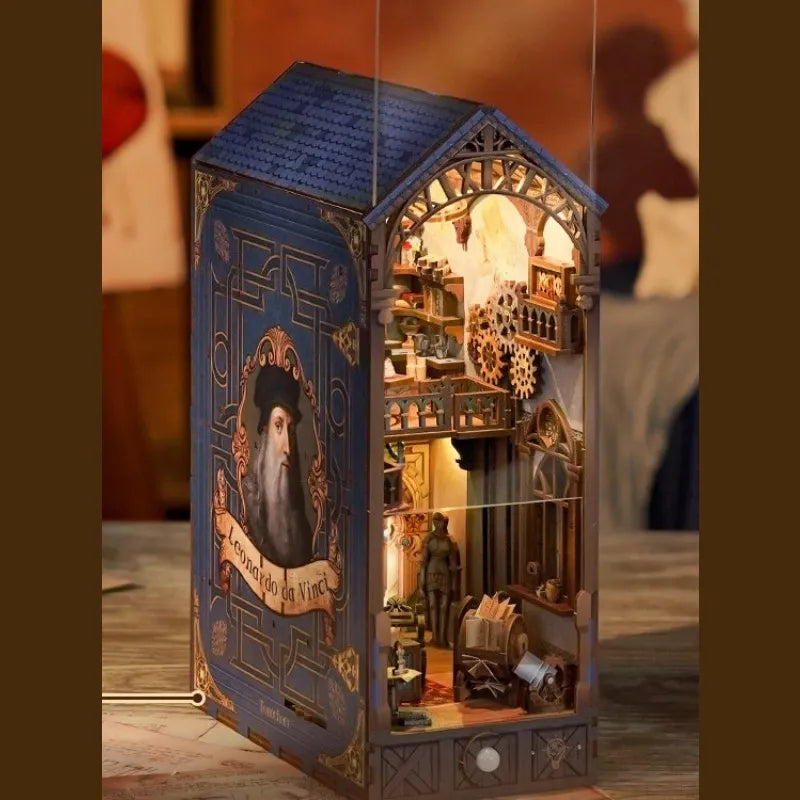 Book Nook - Leonardo Da Vinci, un kit créatif pour construire un diorama miniature. Parfait pour décorer une bibliothèque ou comme cadeau original pour un amoureux des livres. Par Nookette.