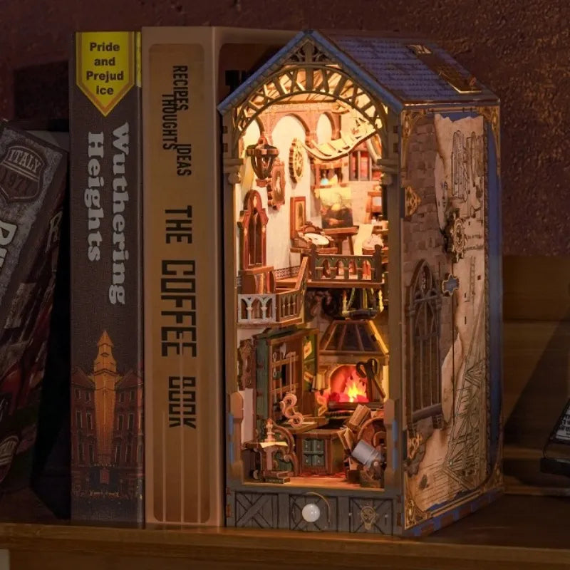 Book Nook - Leonardo Da Vinci, un kit créatif pour construire un diorama miniature. Parfait pour décorer une bibliothèque ou comme cadeau original pour un amoureux des livres. Par Nookette.